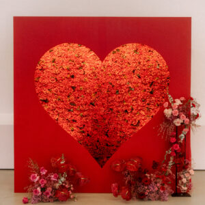roter Backdrop, Fotospot, flowerwall mit rießigem Herz, Fotobooth