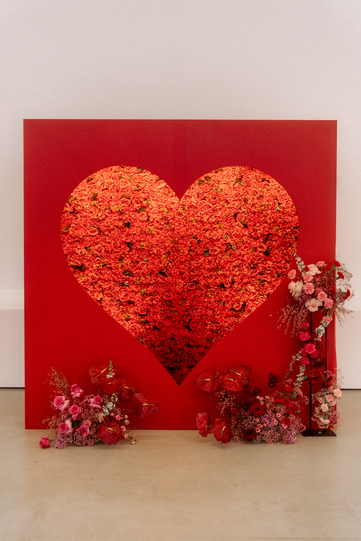 roter Backdrop, Fotospot, flowerwall mit rießigem Herz, Fotobooth
