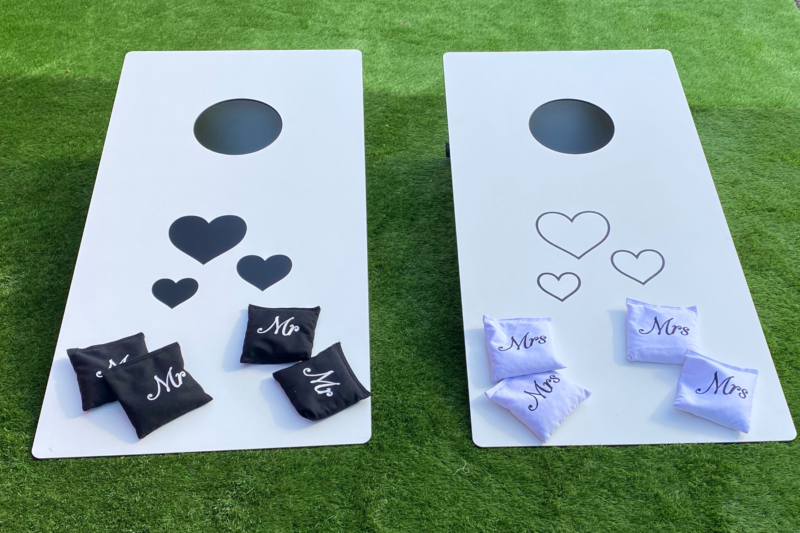 Cornhole, Wurfspiel für Hochzeit, Firmenfeier, Gästeunterhaltung, weißes edles Design mit schwarz-weißen Wurfsäckchen