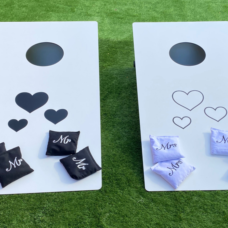 Cornhole, Wurfspiel für Hochzeit, Firmenfeier, Gästeunterhaltung, weißes edles Design mit schwarz-weißen Wurfsäckchen